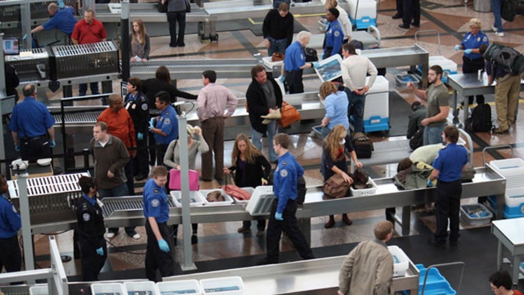 Unpaid airport screening agents get bonus during shutdown
