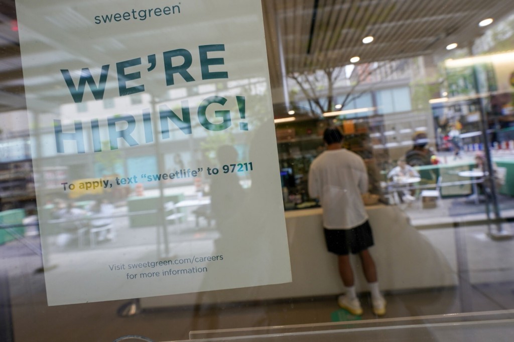 Us Unemployment Claims Fall To A Pandemic Low Of 498,000