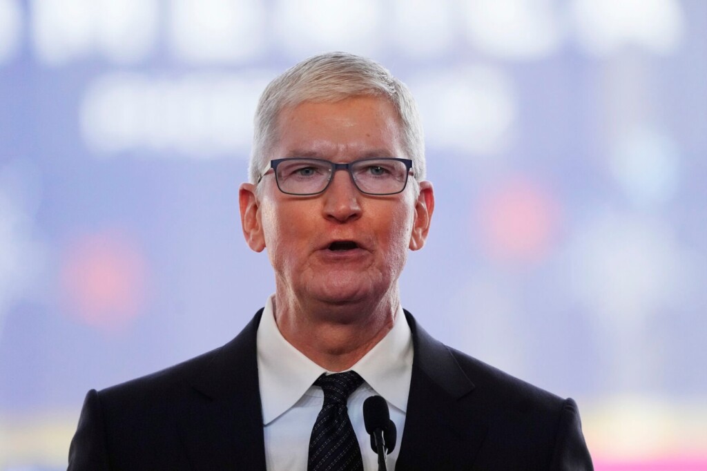 Apple Ceo Tim Cook To Take More Than 40% Pay Cut