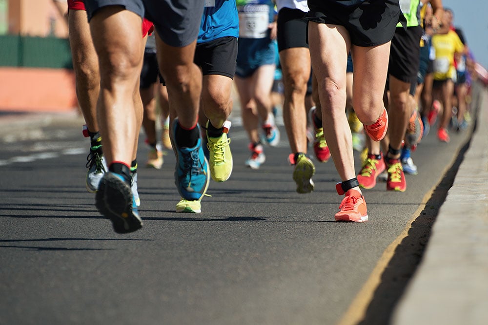 Marathon,running,in,the,light,of,evening,running,on,city,road