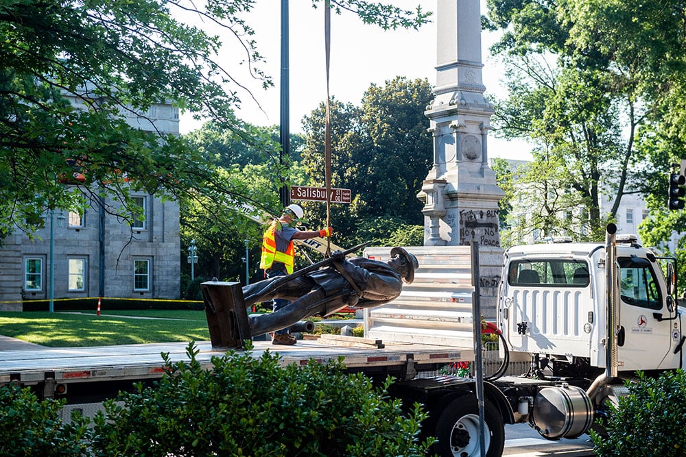 Raleigh,nc/usa 062020:crew,removes,confederate,monument,from,capitol,grounds,following,gov.,roy