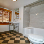 26 Bathroom 3rd Floor Nik 1374
