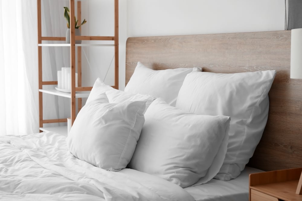 Big,bed,with,soft,pillows,in,light,bedroom