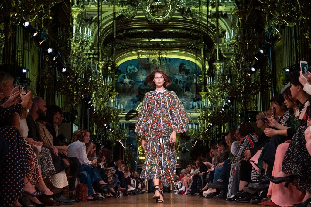 Stella Mccartney : Runway Paris Fashion Week Womenswear Spring Summer 2020