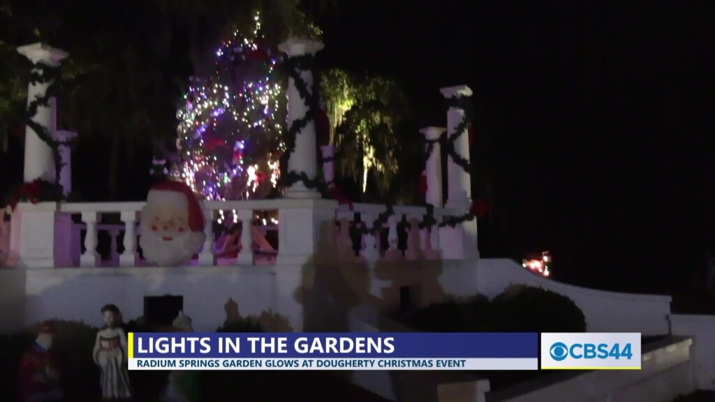 Radium Springs Garden Glows In "lights In The Garden" Christmas Event