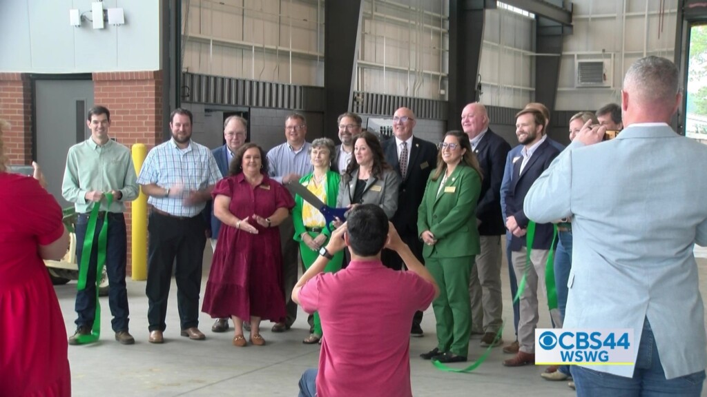 Brian Abac Ribbon Cuttng New Ag Tech Building