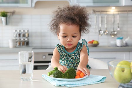 Girl Eating Vegetables 115878204 S