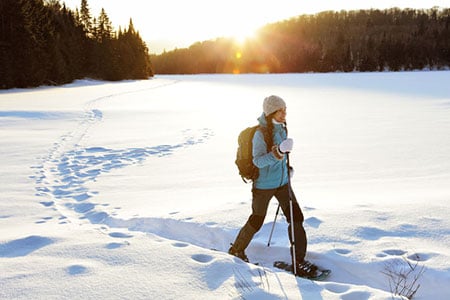 Womansnowshoeing 65774028 S