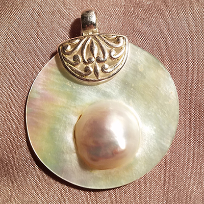 Mother Of Pearl Pendant 400