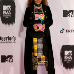 Janet Jackson Poses With Her Global Icon Award During The 2018 Mtv Europe Music Awards In Bilbao
