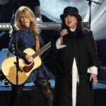 Nancy And Ann Wilson Of Heart Perform At The 2013 Rock And Roll Hall Of Fame Induction Ceremony In Los Angeles