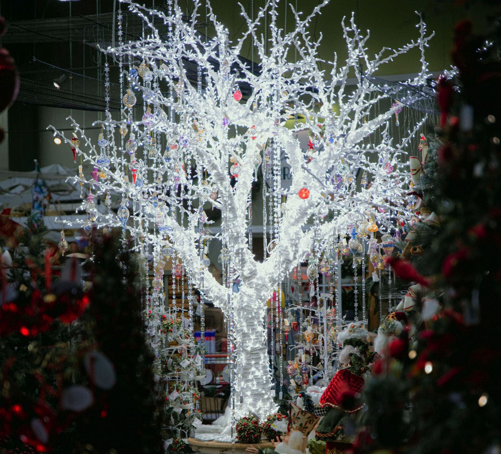 Mobile's new Mardi Gras tree gets custom topper 