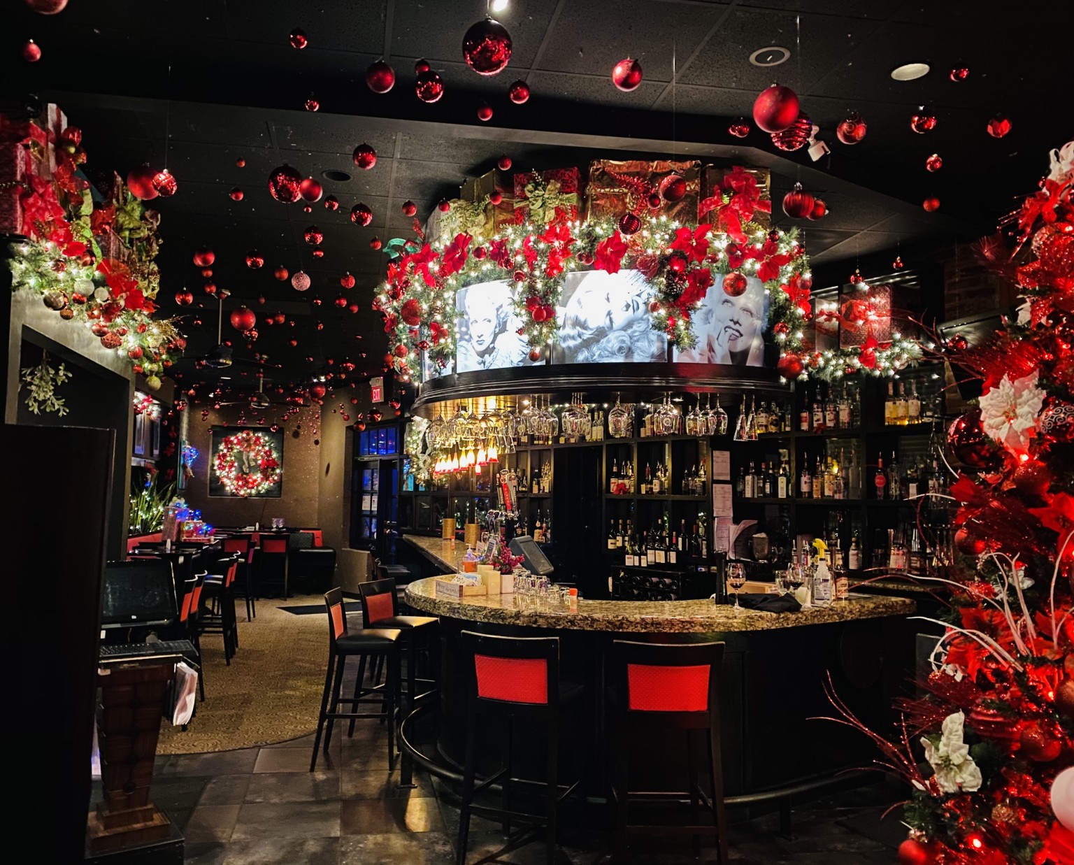Cafe Trio decorates space with holiday cheer for its 17th consecutive year