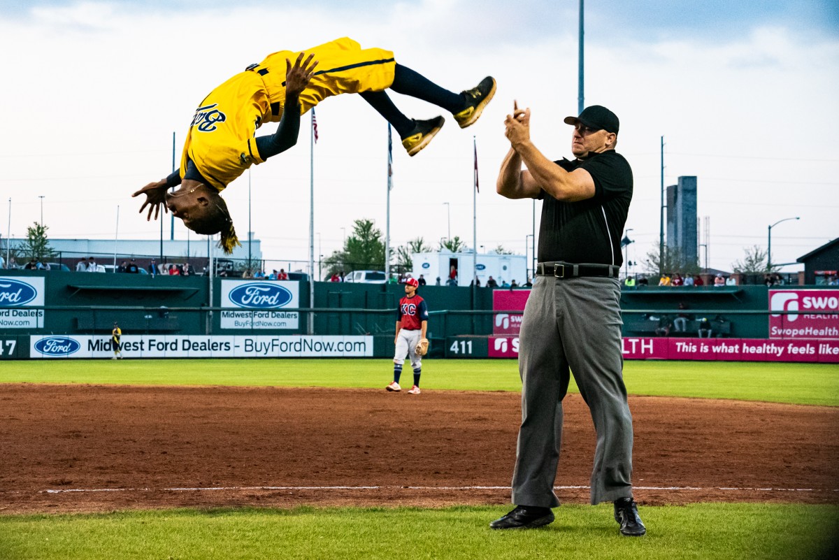Savannah Bananas deliver a dance party to Legends Field