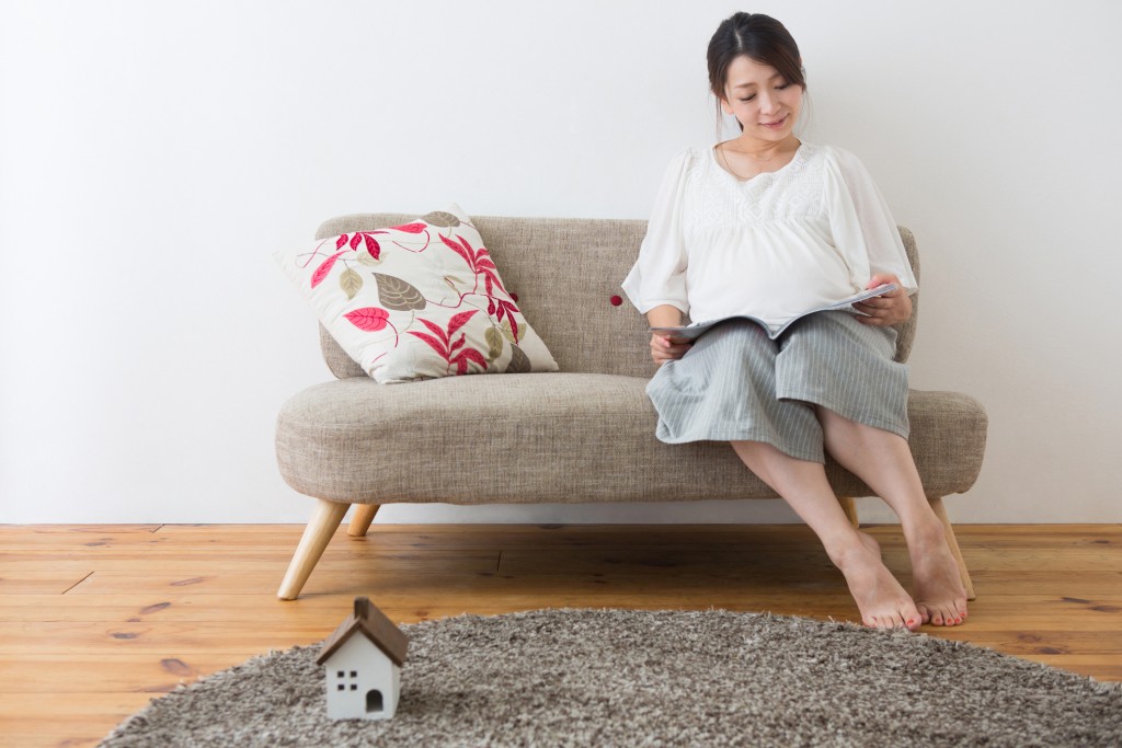 pregnant woman reading magazine, for list of parenting media association members