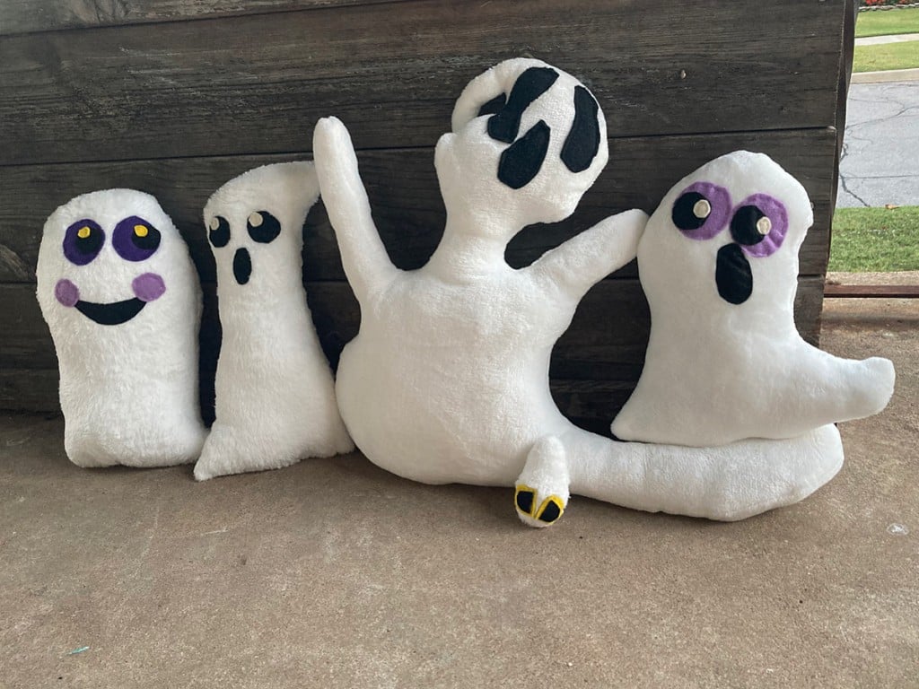 ghost pillows, one of several halloween crafts