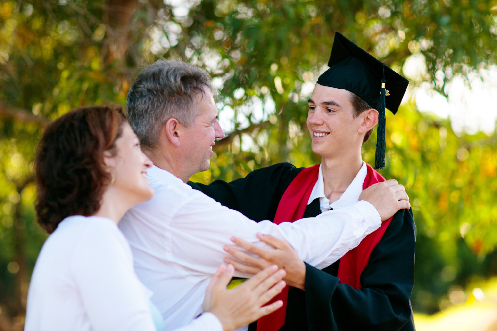 parents-these-are-the-pictures-you-should-take-at-high-school-graduation