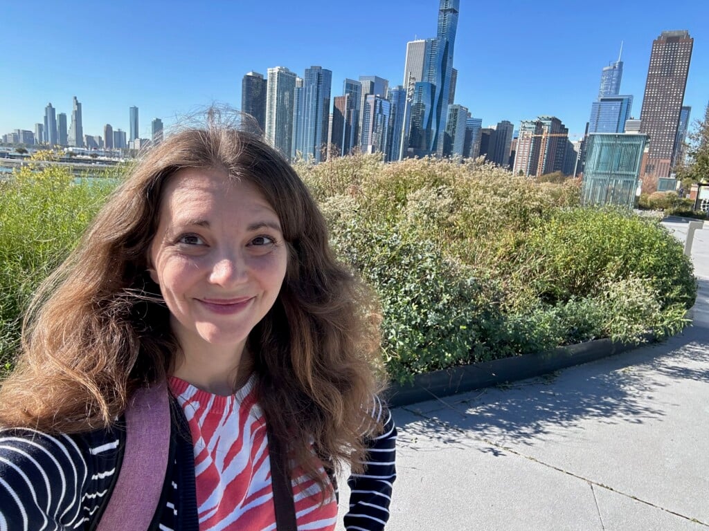 Tara in front of Chicago skyline