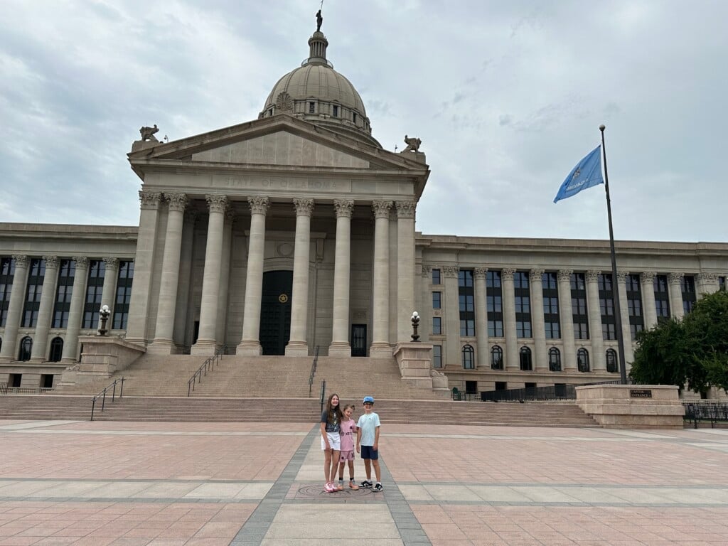 kids in front of the oklahoma state capitol building