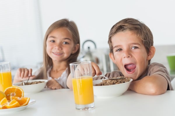two kids at the breakfast table, family breakfast concept