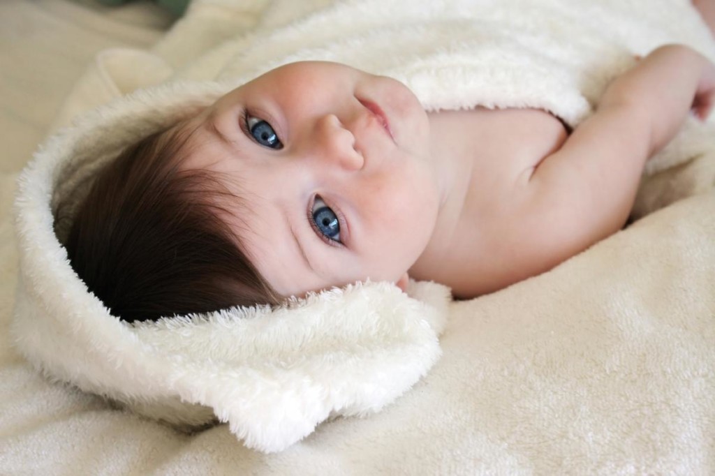 baby lying in crib with eyes open, for article on tulsa fetal and infant mortality review project