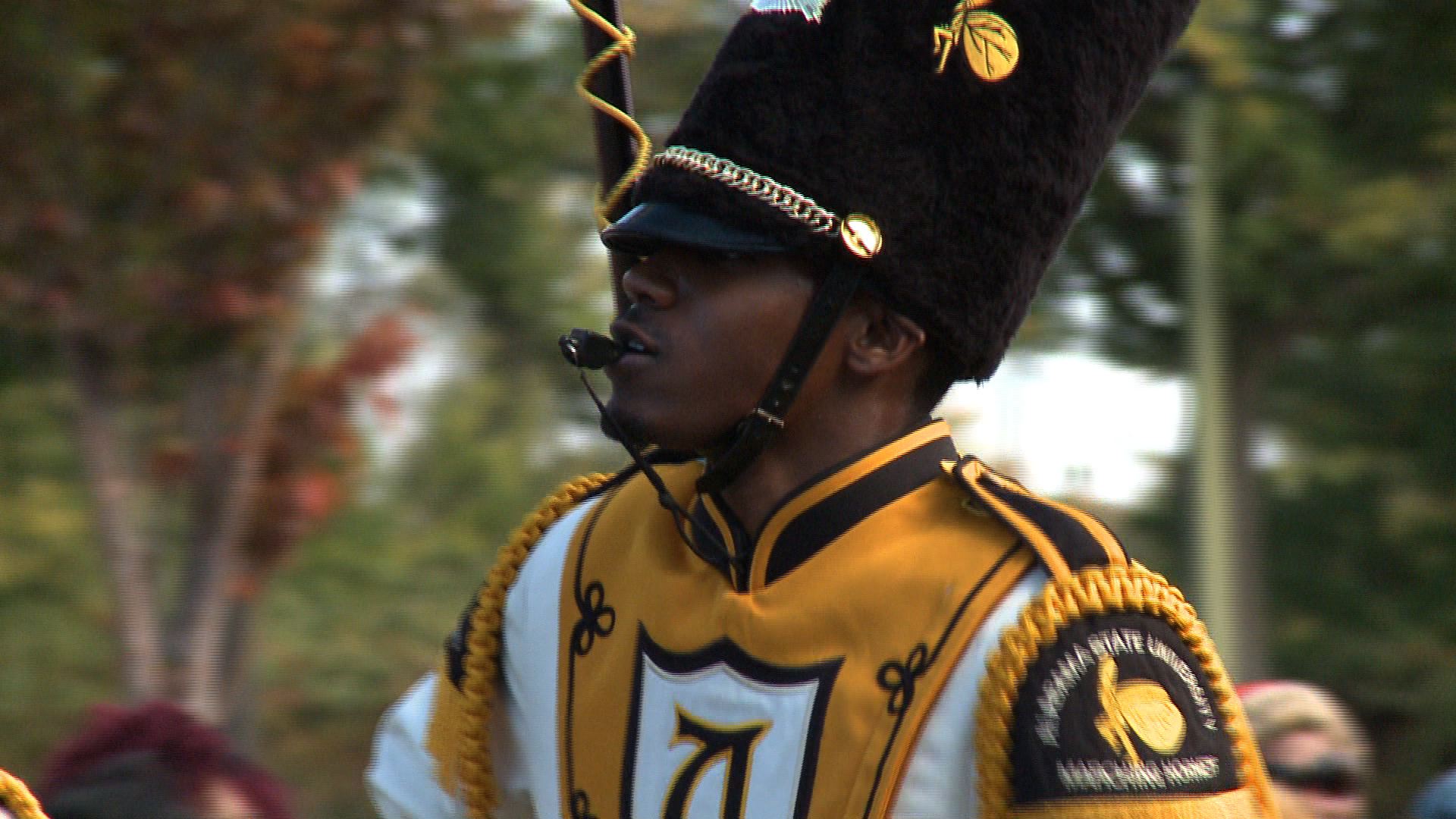 Hundreds Line Up for Turkey Day Classic Parade WAKA 8