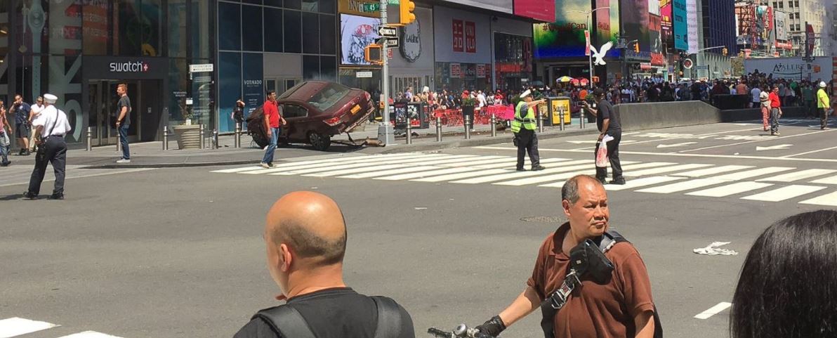 Car Plows into Times Square Crowd; 1 Dead, About 20 Hurt - WAKA 8