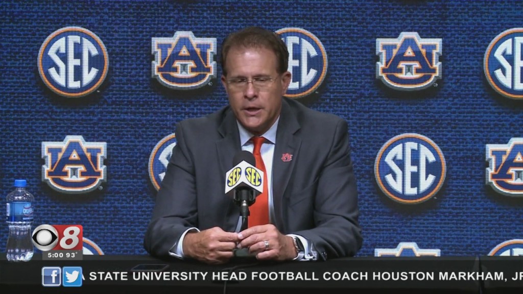 Malzahn pays tribute to Dye with game day outfit