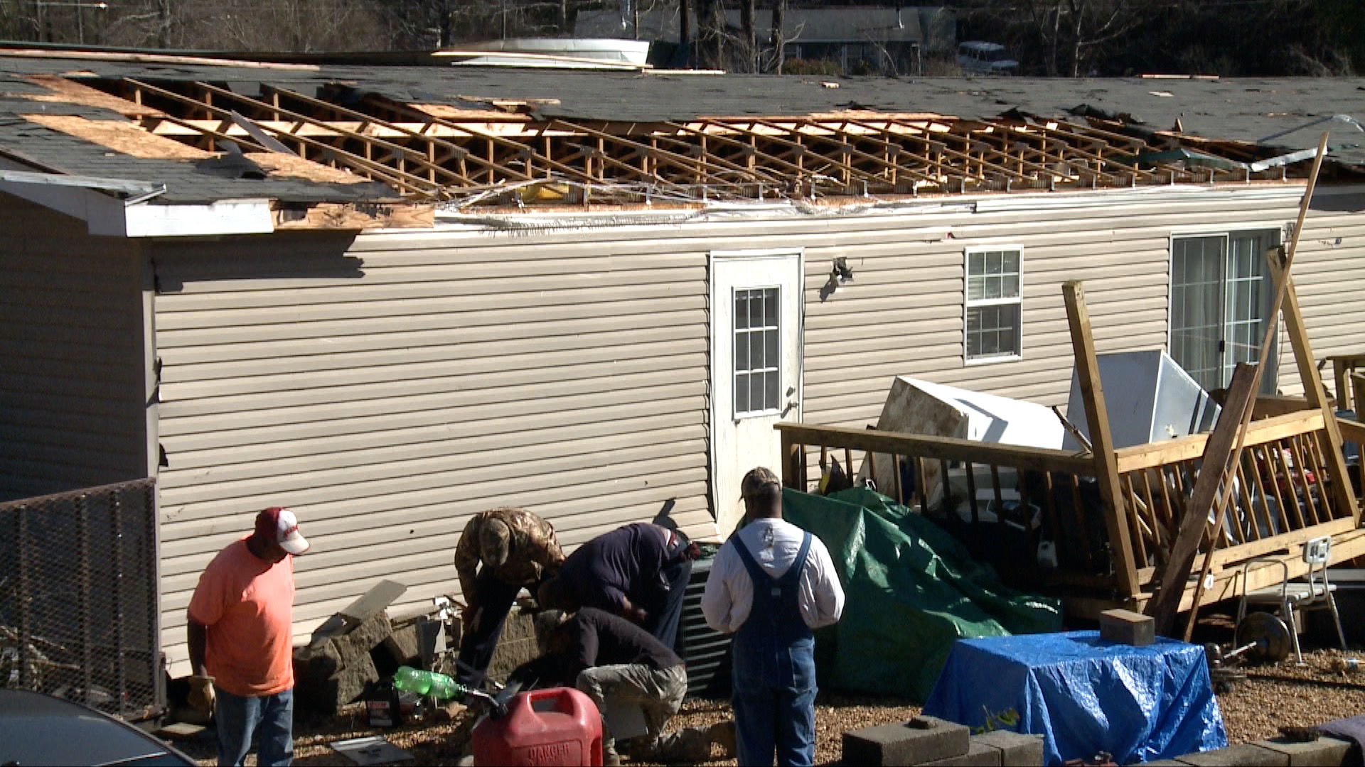 EF1 Tornado Destroys Perry Co. Home WAKA 8