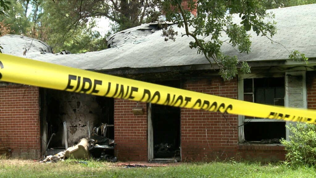 Selma firefighters find body in burning house WAKA 8