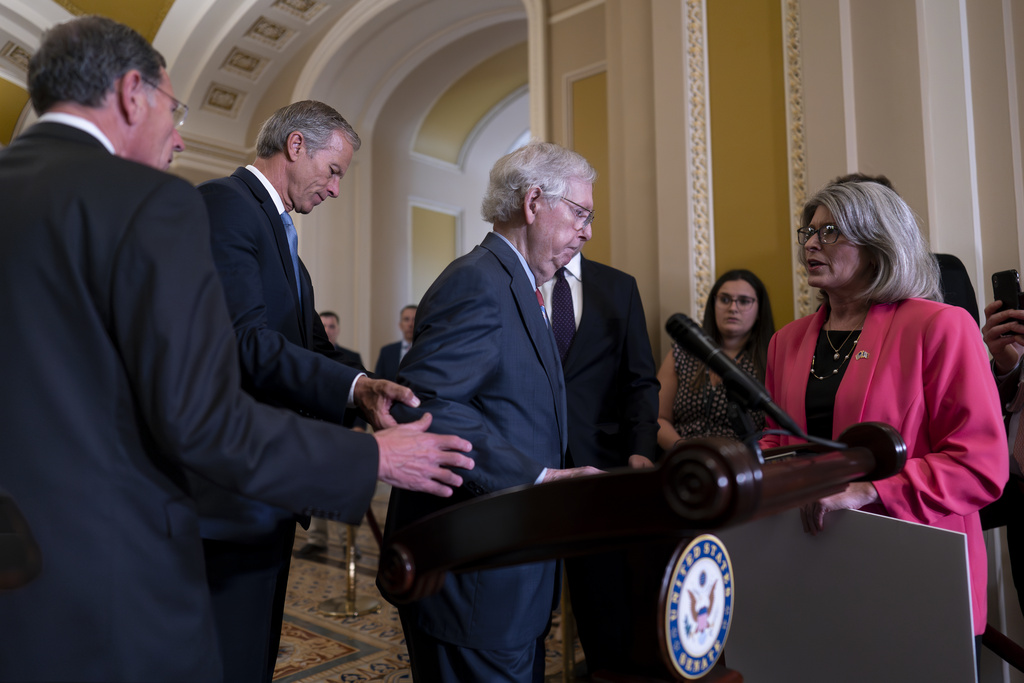 senate-gop-leader-mcconnell-briefly-leaves-news-conference-after-freezing-up-mid-sentence-waka-8