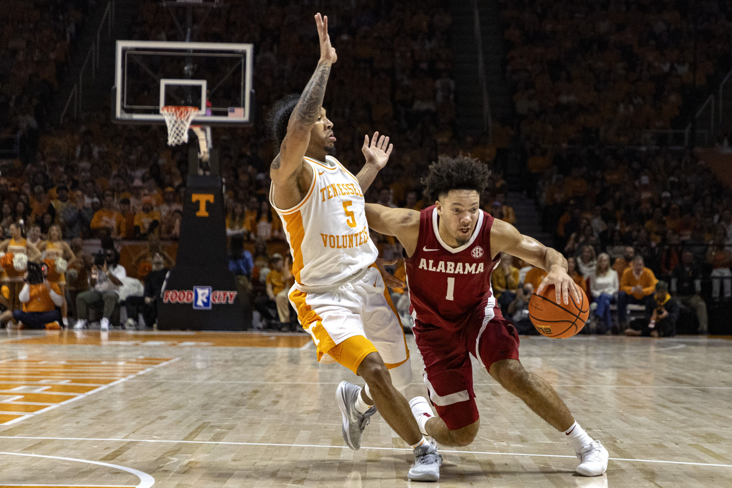 Dalton Knecht scores 25 points as No. 6 Tennessee hands Alabama first