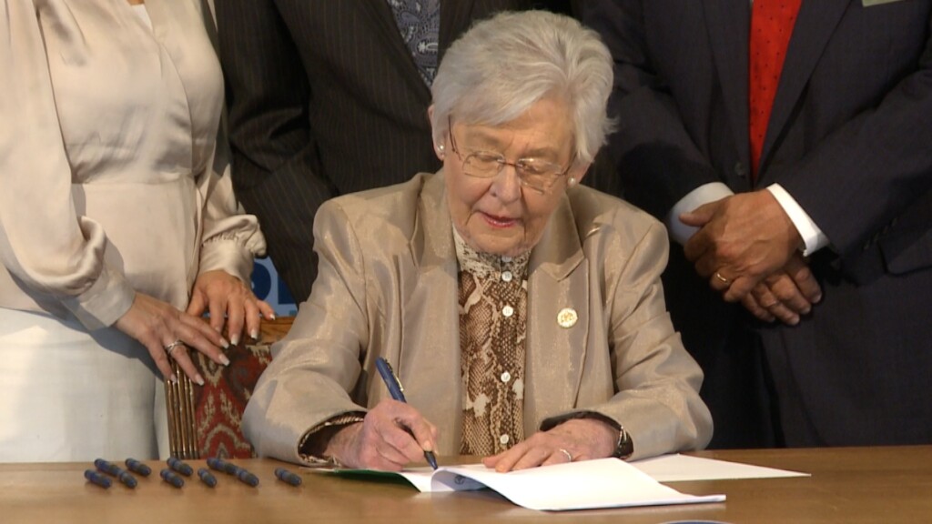 Wal Iveysigning0514 Fox Pkg