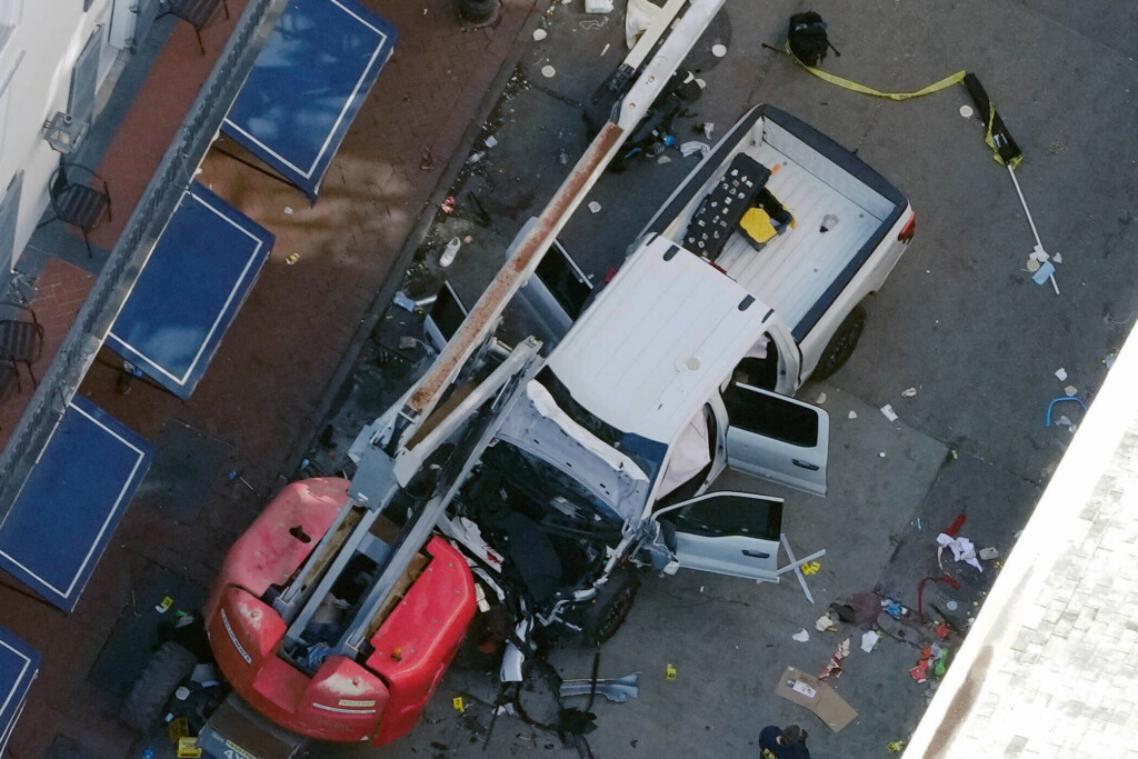 Aptopix New Orleans Car Into Crowd