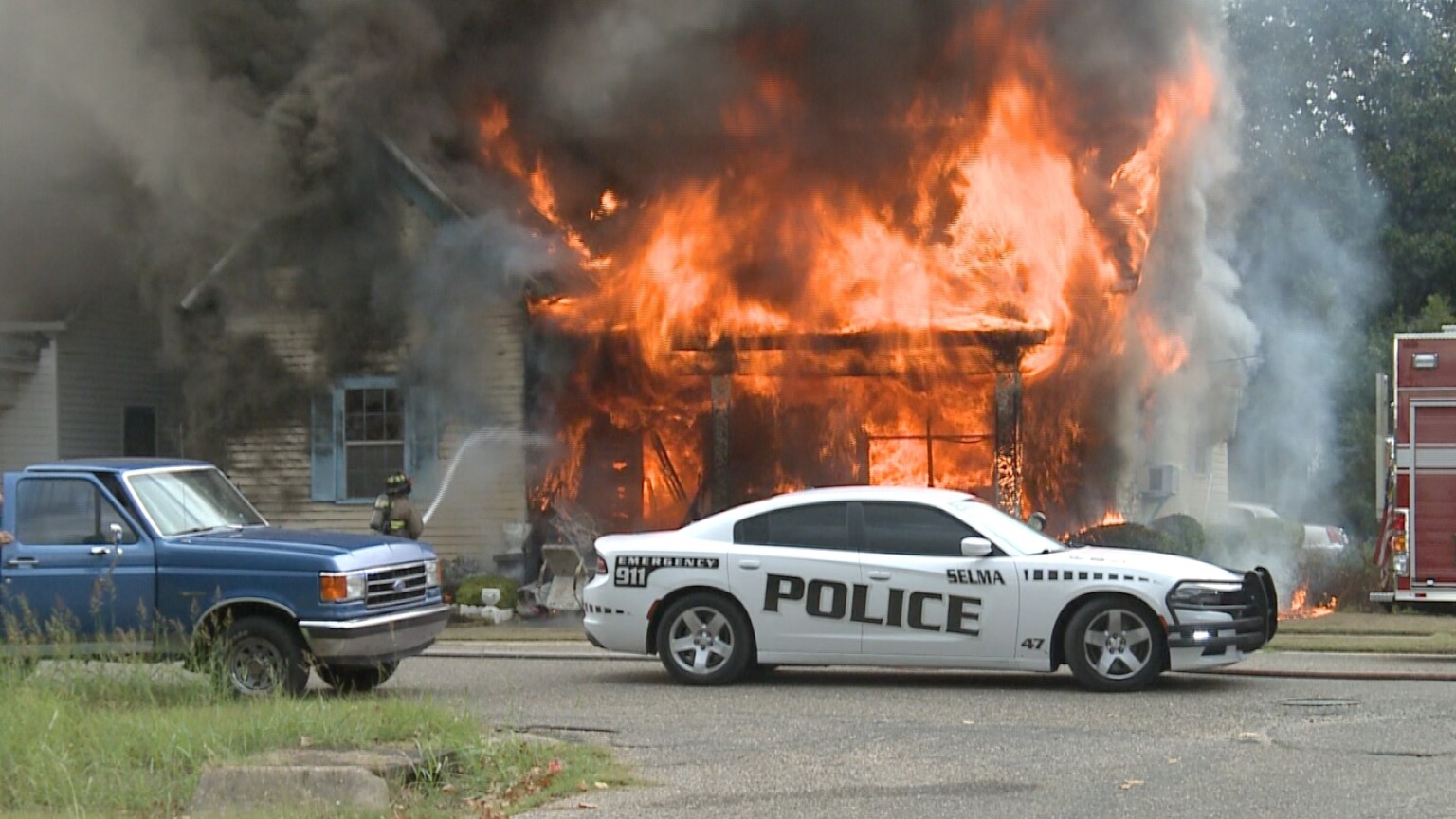 Selma man rescued from burning home by neighbors - WAKA 8
