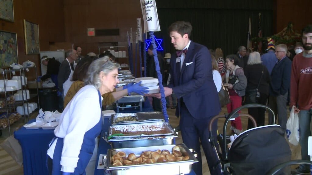 Hundreds Celebrate The Annual Jewish Food Festival & Art Fair