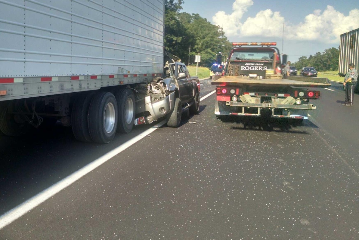 Sheriff No Serious Injuries In Crash Involving Tractor Trailer On I 40