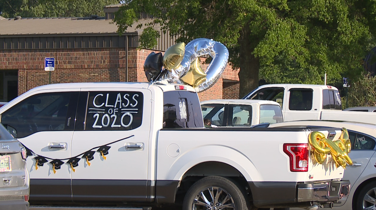 Peabody High School seniors hold farewell parade - WBBJ TV