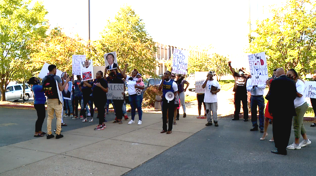 Protesters gather in front of district attorney's office and home - WBBJ TV