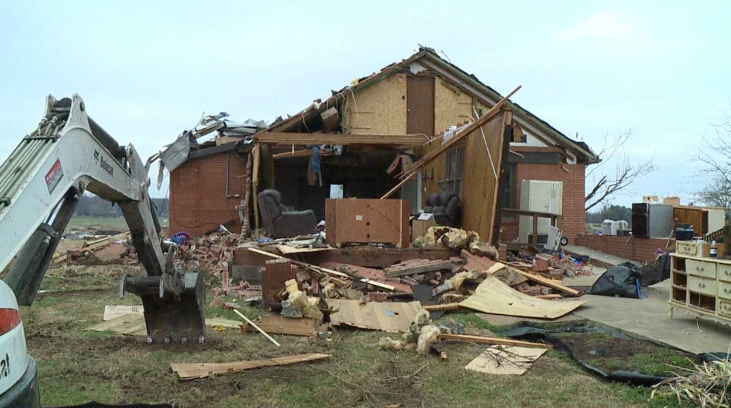 Cottage Grove Residents Sift Through Damage After Storm - WBBJ TV