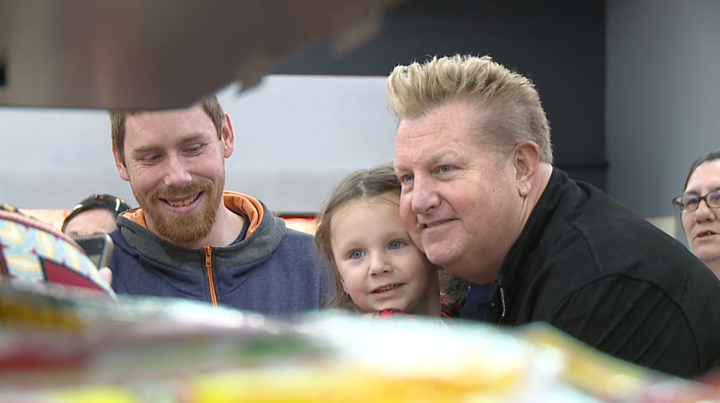 Country Music Star Hands Out Gift Cards In West Tennessee 1