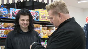 Country Music Star Hands Out Gift Cards In West Tennessee 2