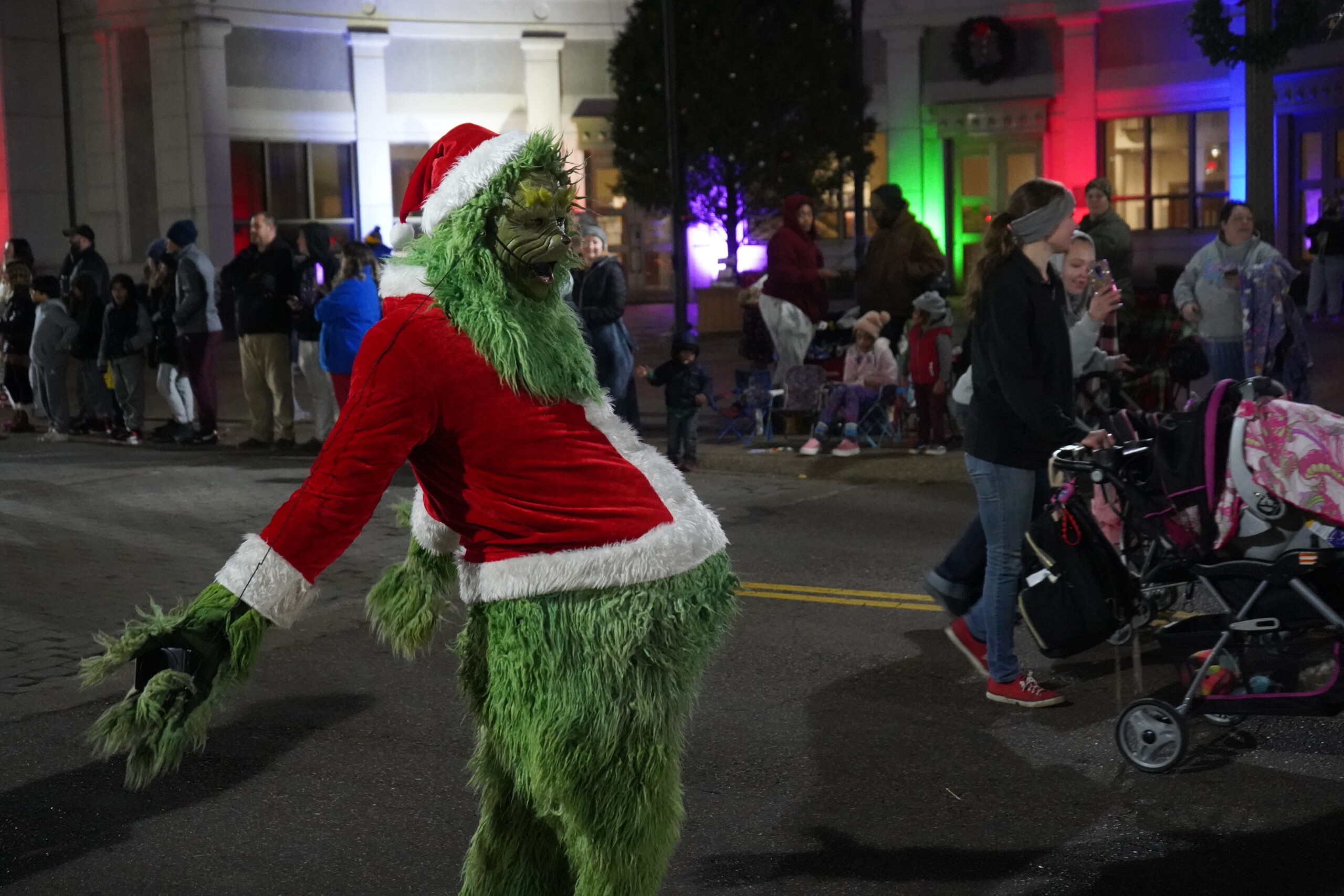 2022 Jackson Christmas Parade WBBJ TV