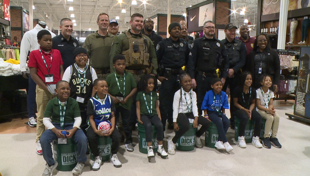 Students Get Shopping Trip With Police Officers 1