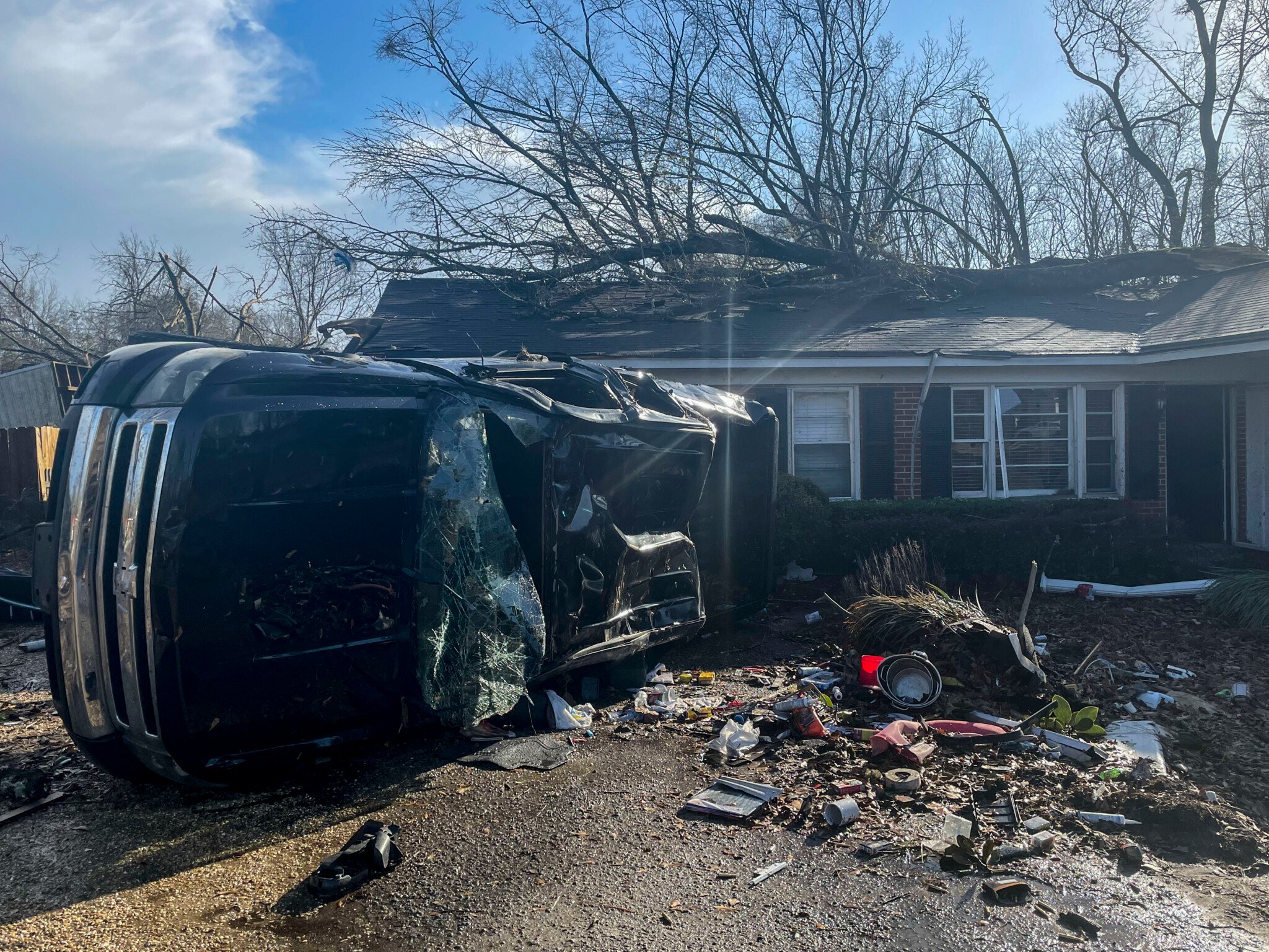 Tornado damages buildings, uproots trees in Alabama - WBBJ TV