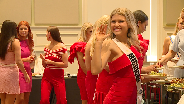 Rotary Club Hosts Miss Volunteer Contestants 3