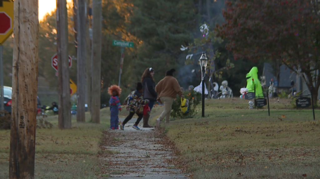 Trick Or Treaters Head Out Tuesday Night For Halloween 1