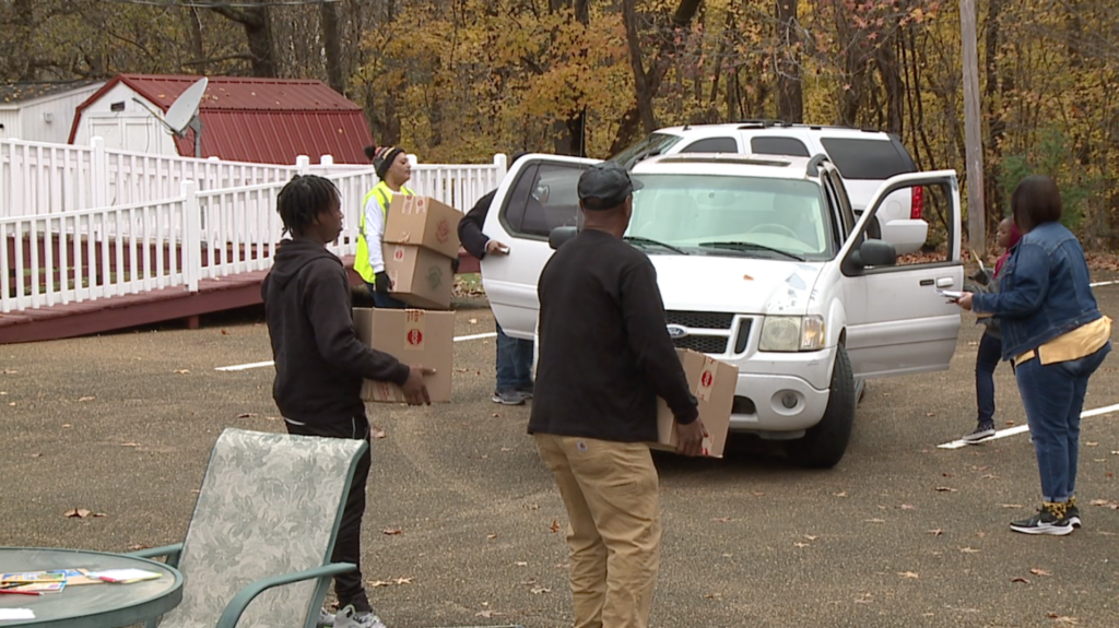Church Gives Away Free Thanksgiving Meals 2