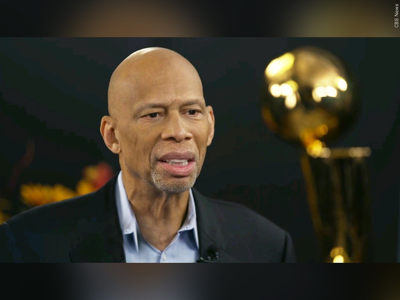 Kareem Abdul-Jabbar Falls And Breaks Hip At Los Angeles Concert - WBBJ TV