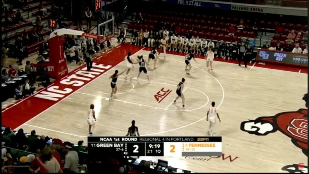 Lady Vols Advance In Tournament With Win Over Green Bay